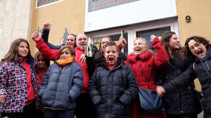 La Escuela Ikigai de Judo de Salamanca celebrando el Gordo. Foto: Jesús Formigo / ICAL.