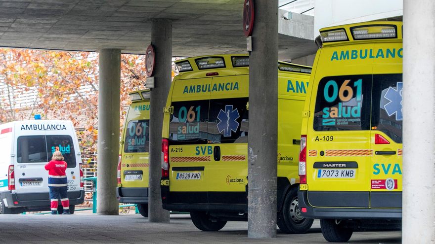 Ambulancias en la entrada de urgencias de un hospital en Zaragoza. EFE/Javier Cebollada/Archivo