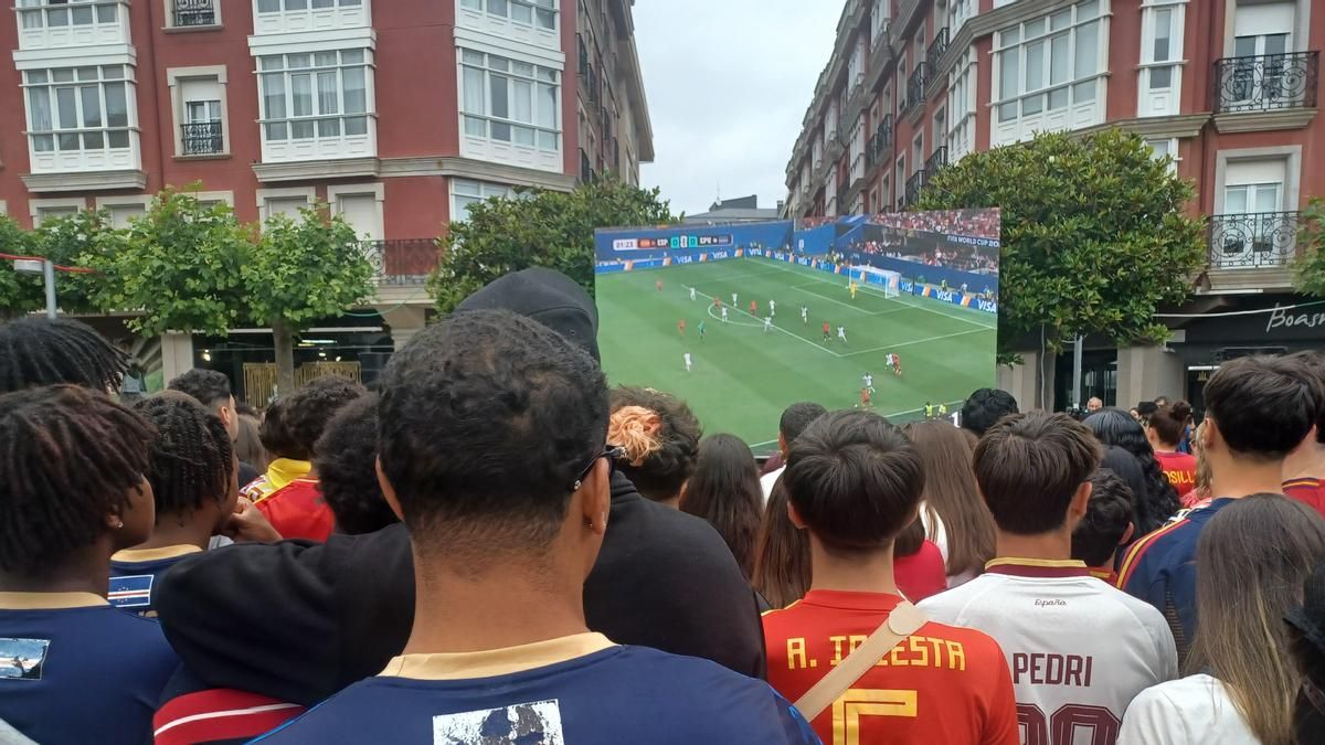 Público en Burela viendo el partido de España contra Cabo Verde