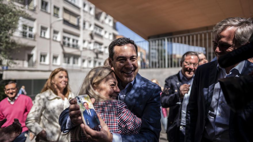 El presidente andaluz, Juan Manuel Moreno, saluda a una simpatizante durante un paseo por Alcorcón, Madrid, este viernes.