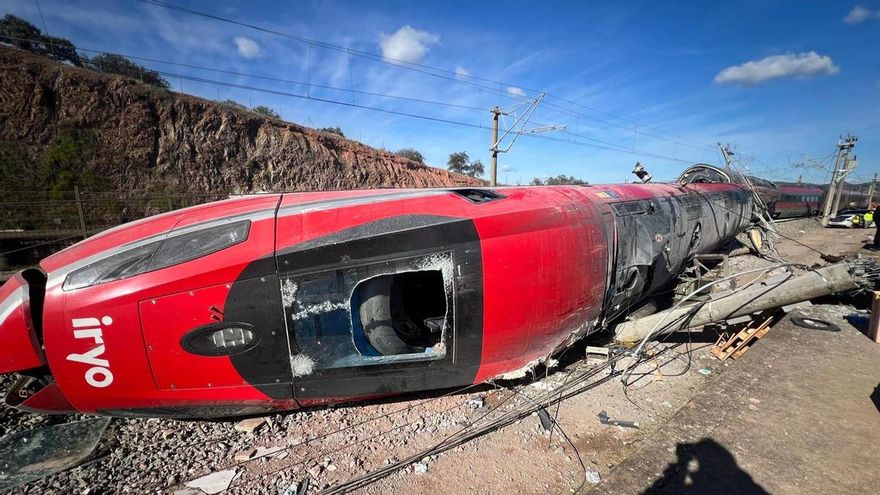 Vista del tren Iryo que descarriló ayer e impactó contra un Alvia