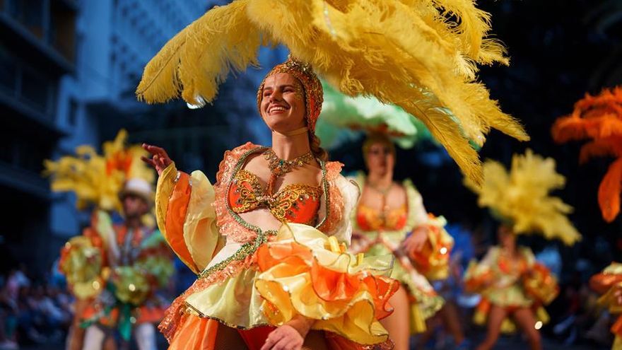 Las integrantes de una comparsa se preparan momentos antes de participar este domingo en el concurso Ritmo y Armonía del Carnaval de Santa Cruz de Tenerife. EFE/Ramón de la Rocha