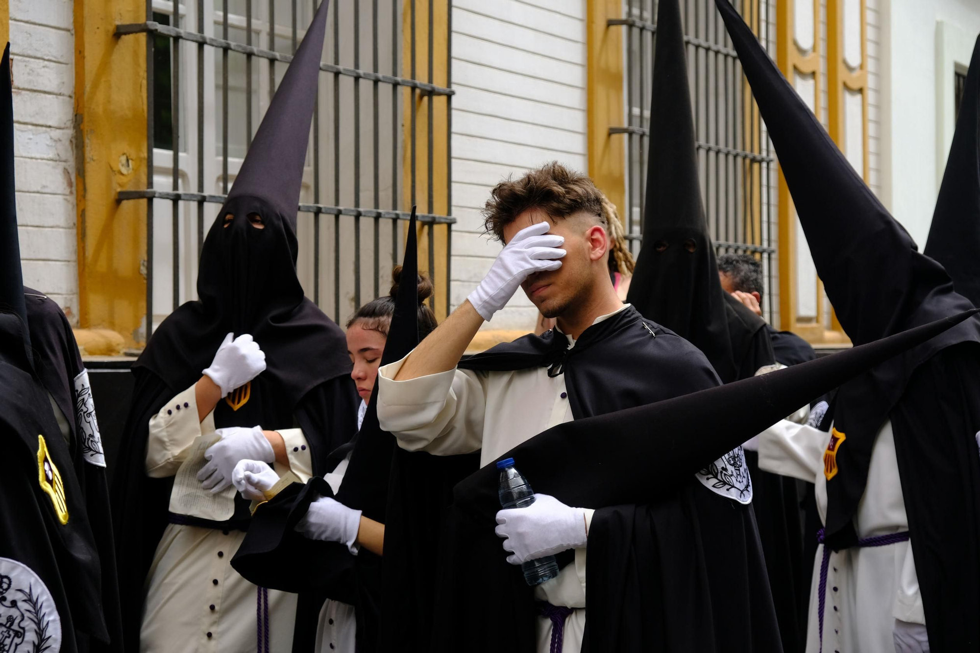 Ha habido mucha emoción por la tensa espera de la salida de Jesús Despojado (aunque ha tenido que refugiarse en Catedral)