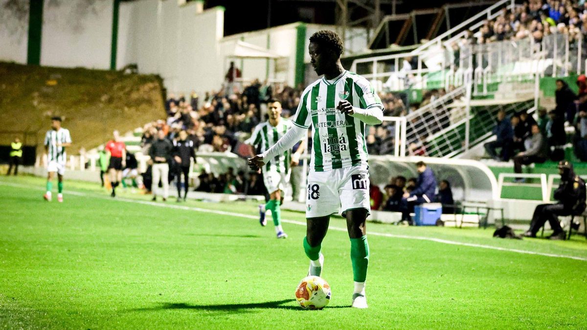 Bassele, durante un partido con el Antequera