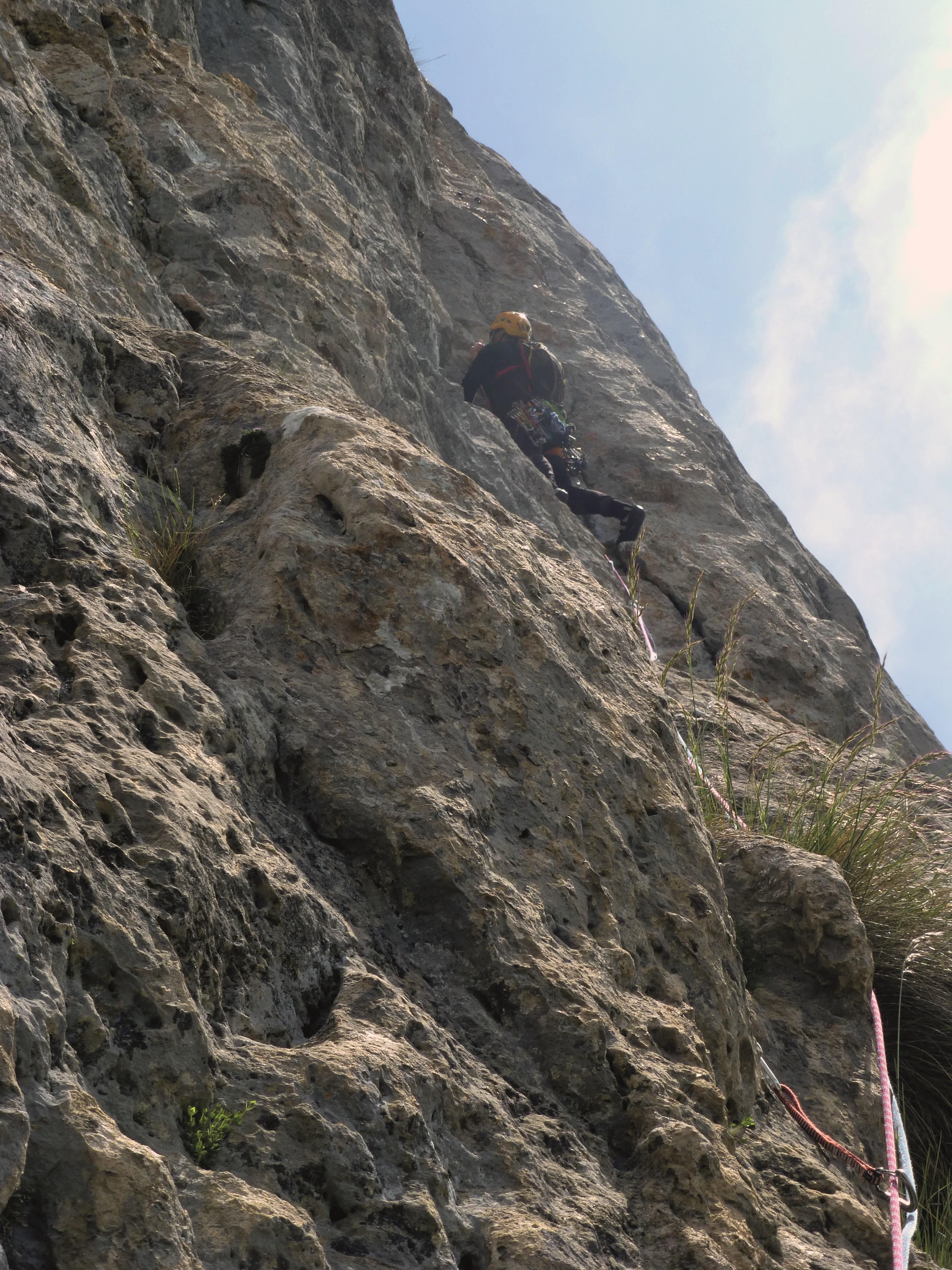 “Pincho” en el tercer largo de la ‘Sur‘del Valdecoro, el clave de la ruta.