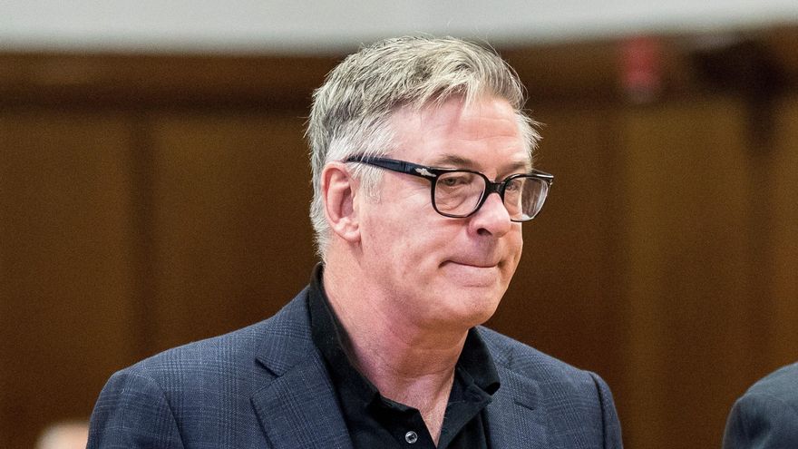 Alec Baldwin pacta un acuerdo económico con el viudo de la directora de fotografía que mató accidentalmente