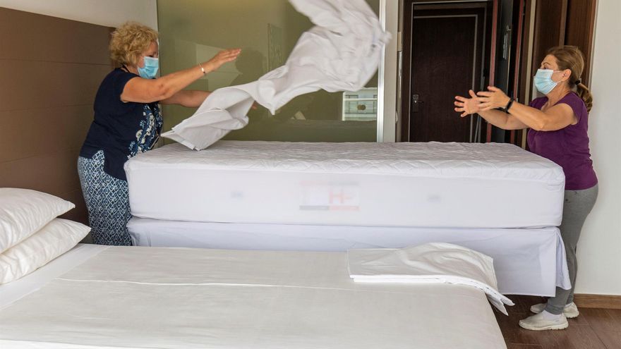 Balears se convierte en pionera en regular la carga de trabajo de las 'kellys' velando por su salud y su descanso