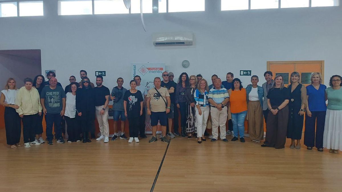 Foto de familia por el Dia Mundial de la Salud Mental en Beniel