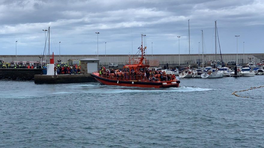 Salvamento Marítimo traslada hasta el muelle de Agaete a los pasajeros del Bentago Express