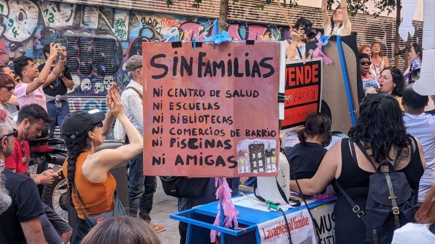 ‘Anti-tour’ multitudinario en Lavapiés: el barrio sale a la calle contra la especulación y el turismo voraz