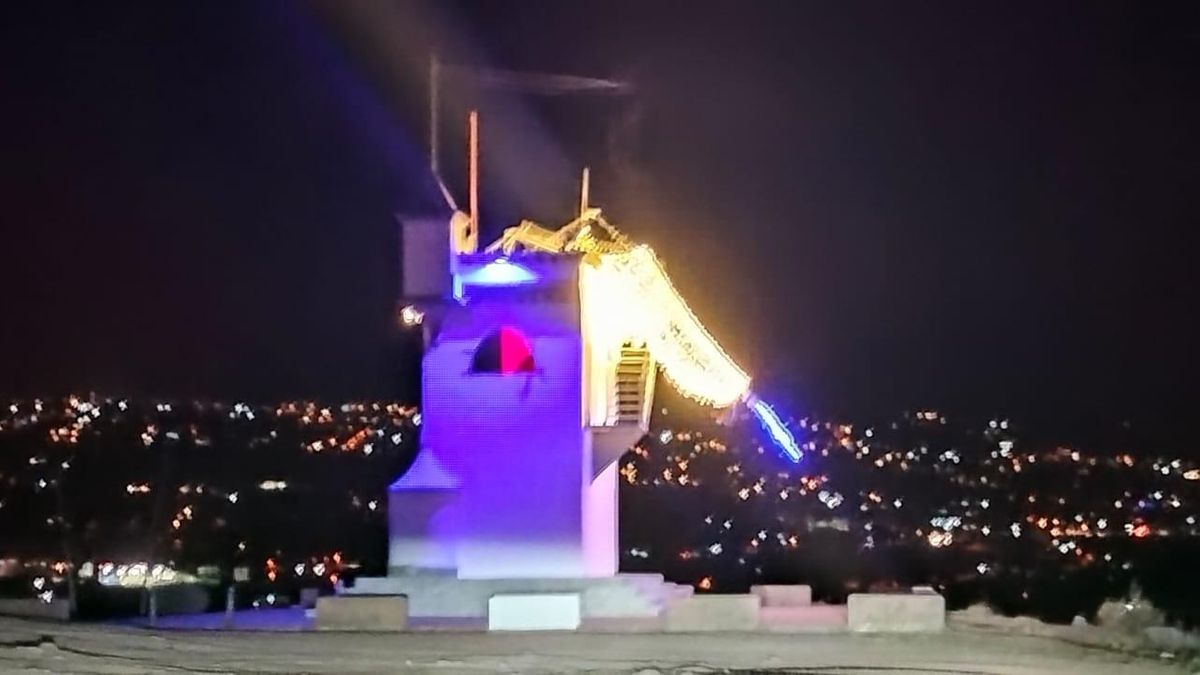 Alumbrado navideño afectado por el viento en el Valle de Aridane.