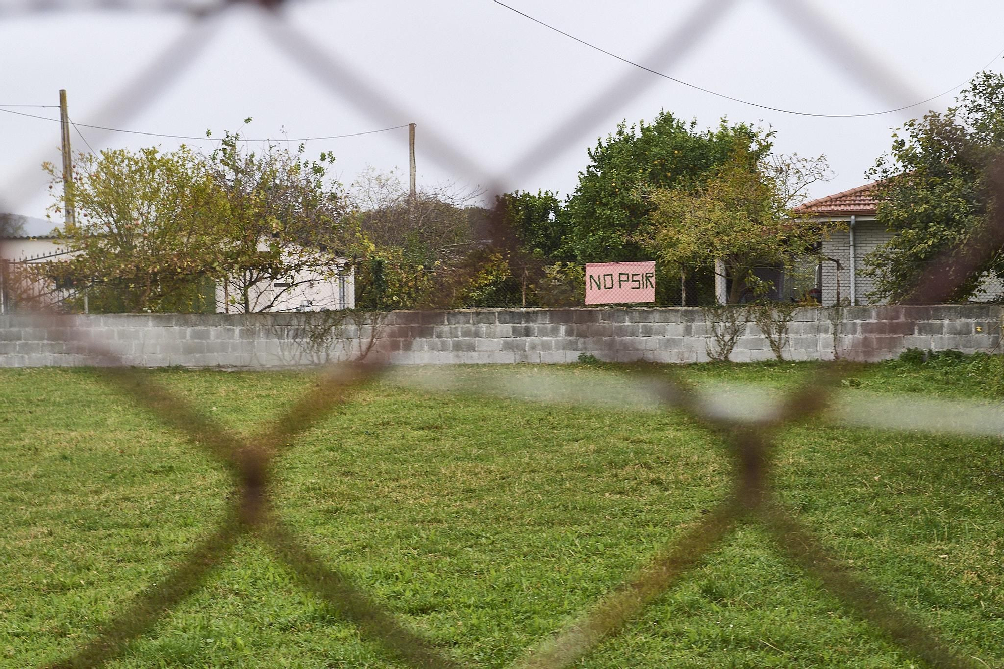Los carteles son visibles en multitud de lugares del pueblo.