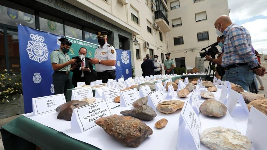 La Policía y la Guardia Civil hallan cientos de útiles prehistóricos de un millón de años de antigüedad en La Línea (Cádiz)