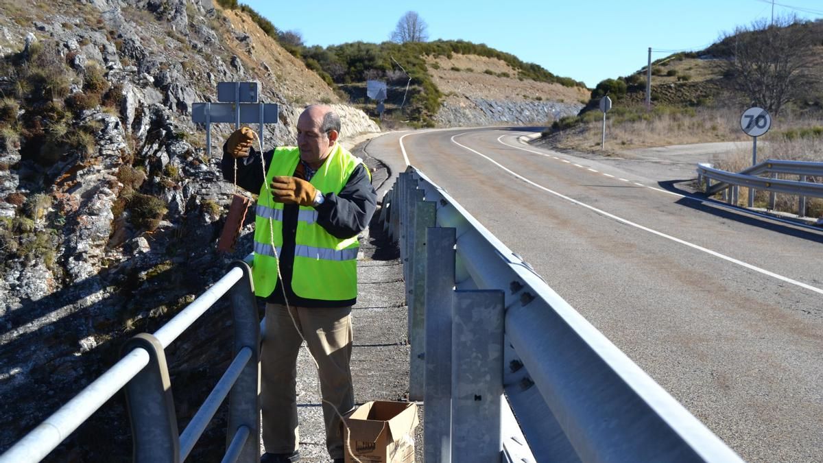 David Zamorano, en una de las veces que ha medido la altura del puente de las Palomas. 