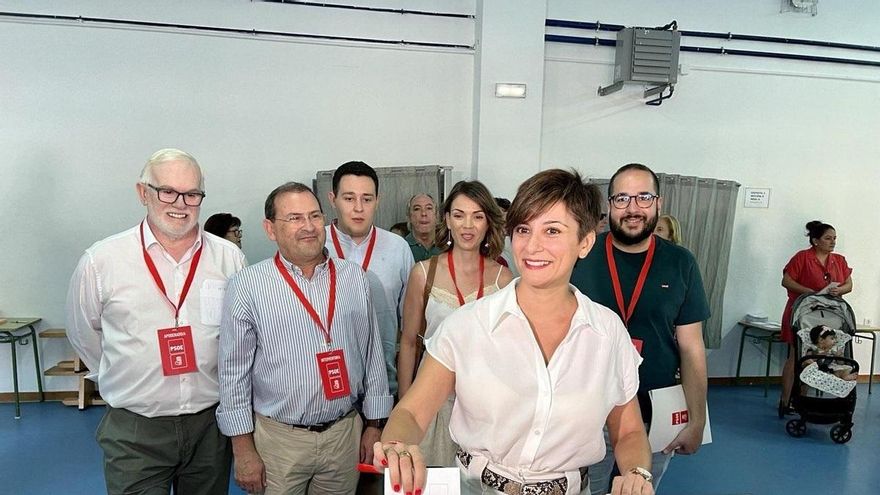 La portavoz del Gobierno, Isabel Rodríguez, vota en las elecciones generales del 23 de julio en Puertollano (Ciudad Real)
