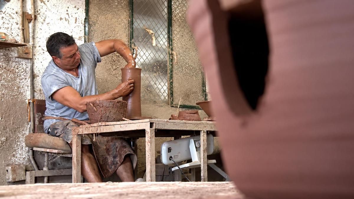 Los Lario, 465 años dando forma al barro en Lorca: "Es muy difícil aprender un oficio así en una escuela"