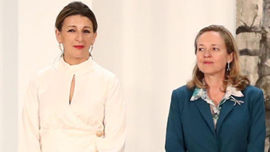 La ministra de Trabajo y Economía Social, Yolanda Díaz, junto a la vicepresidenta tercera y ministra de Asuntos Económicos y Transformación Digital, Nadia Calviño, durante la firma de la subida del SMI con patronal y sindicatos en enero de 2020.