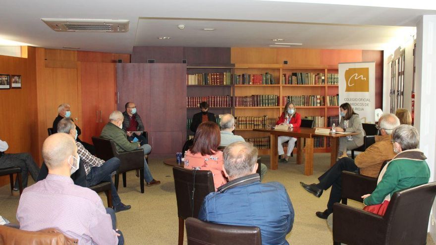 El Colegio de Médicos rechaza la contratación de personal no especialista para labores médicas