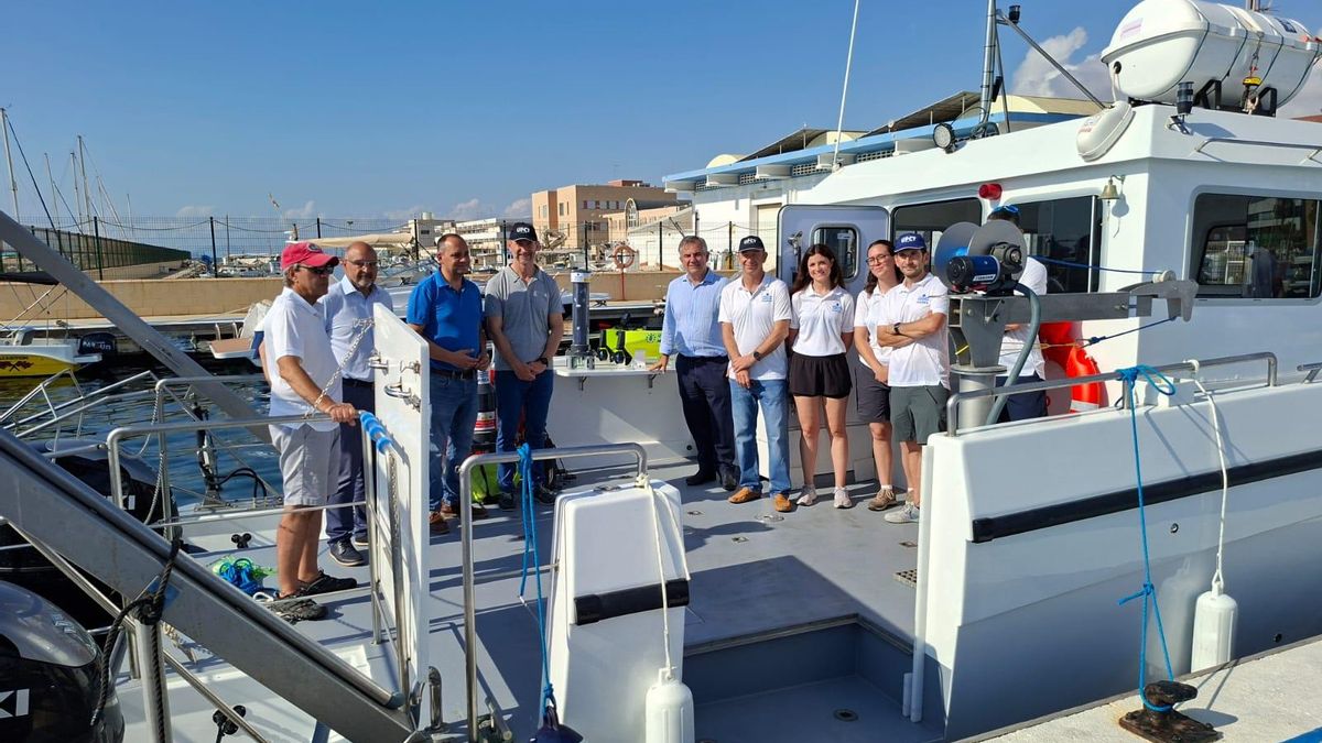 El Mar Menor, bajo vigilancia constante: la UPCT despliega boyas inteligentes capaces de tomar muestras a distintas profundidades