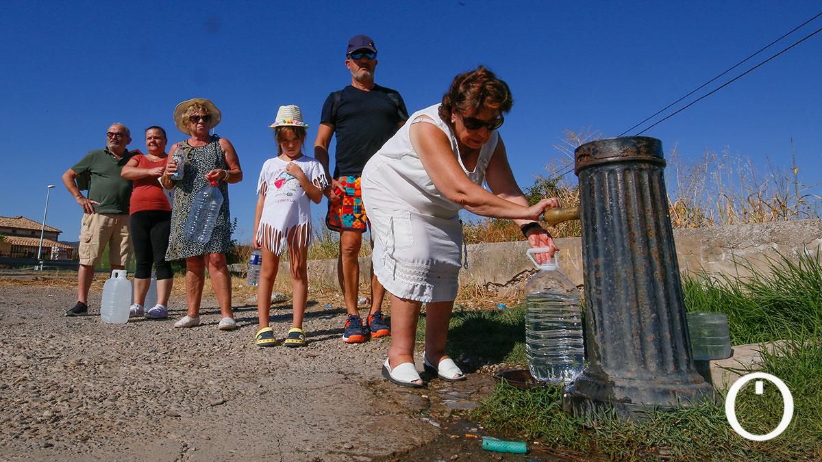 La sequía de pozos en las parcelas aboca a los vecinos a coger agua de fuentes públicas o comprarla embotellada