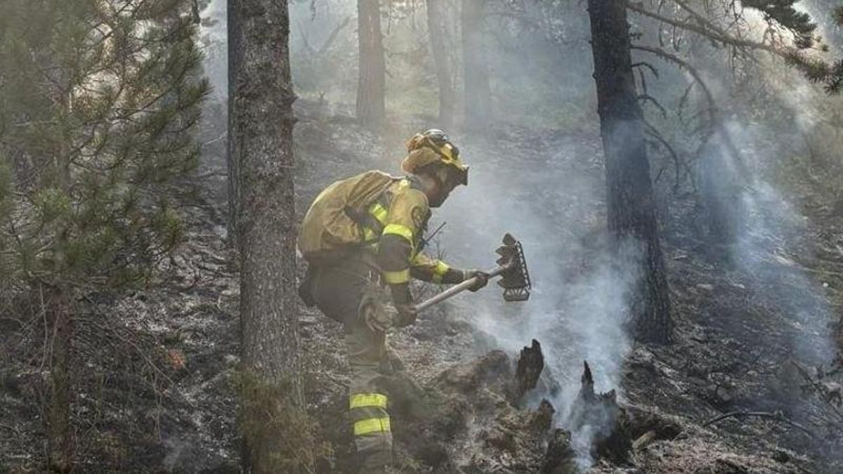 Los helicópteros trabajan para evitar reactivaciones en el incendio del Ibón de Plan, que evoluciona favorablemente