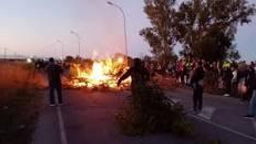 El sector del metal de Cádiz ha cortado carreteras en apoyo a las empresas auxiliares