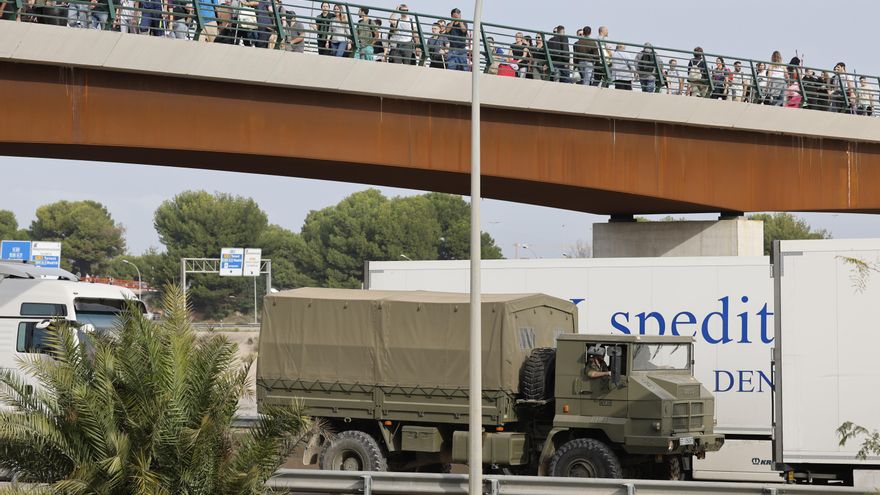 Miles de personas se desplazan desde Valencia a La Torre para ayudar a los afectados por las inundaciones causadas por la DANA, este viernes. EFE/Ana Escobar