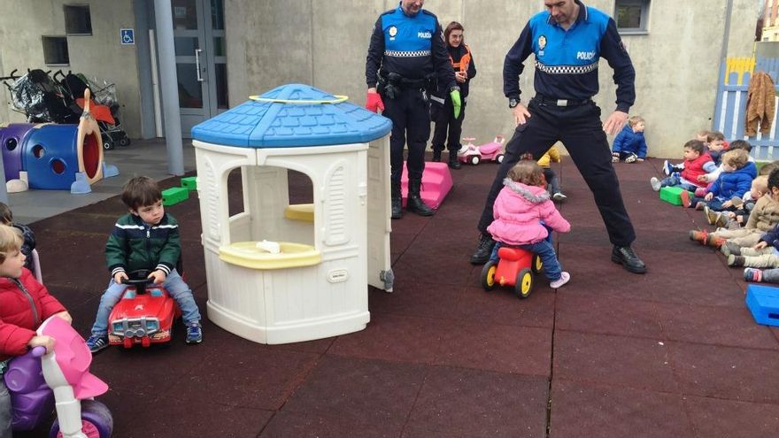 Jornada sobre seguridad vial destinada a niños de 3 años.