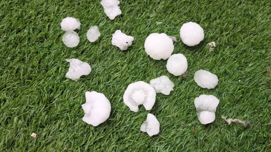 Lluvia de hielo en Madrid: bolas de granizo de hasta tres centímetros asustan a los paseantes durante la alerta naranja