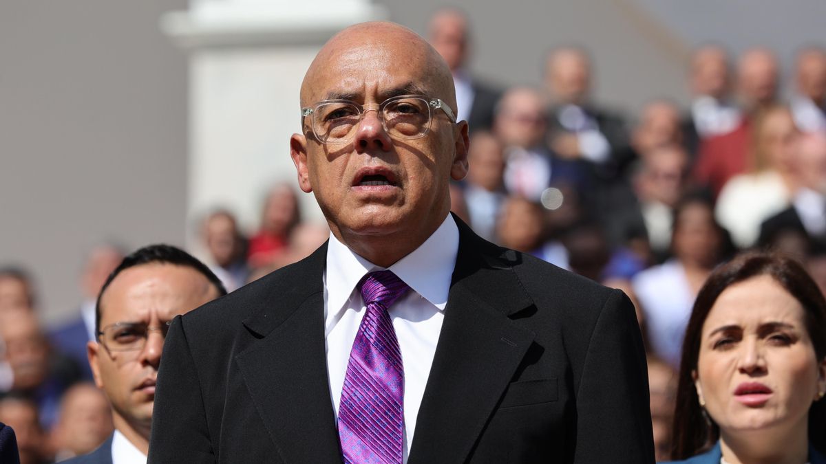 Jorge Rodríguez junto a los miembros de la Asamblea Nacional de Venezuela antes del inicio del nuevo período legislativo.