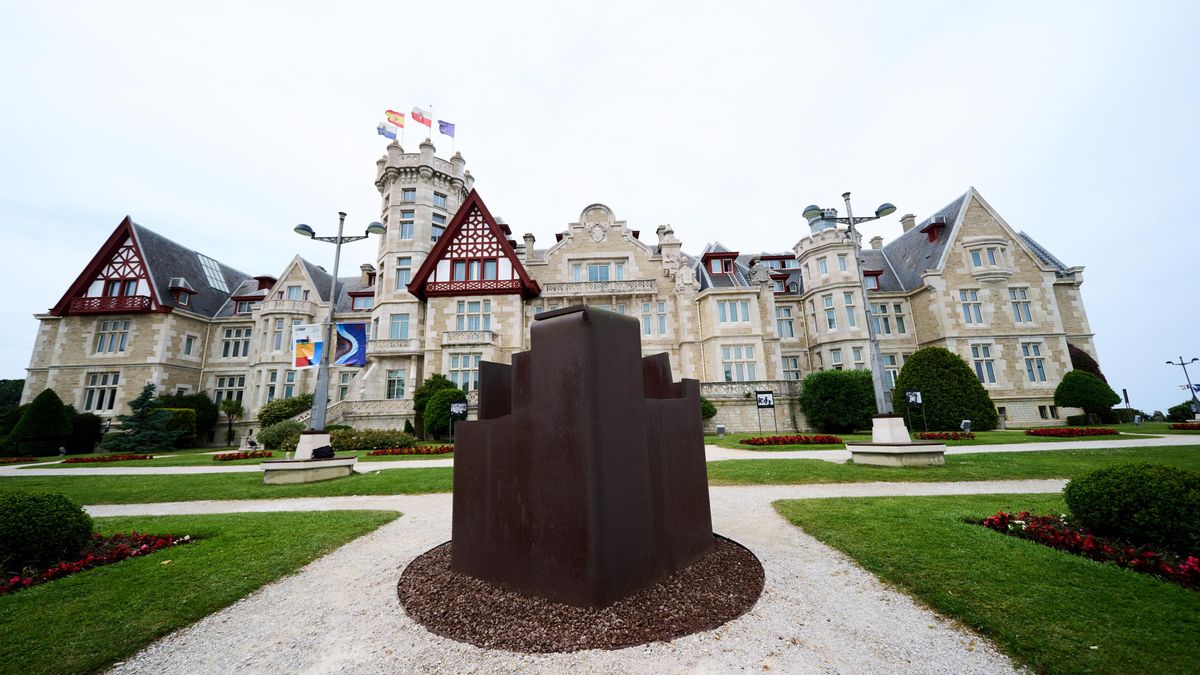 Estatua de Eduardo Chillida en el exterior de la sede de verano de la Universidad Internacional Menéndez Pelayo.