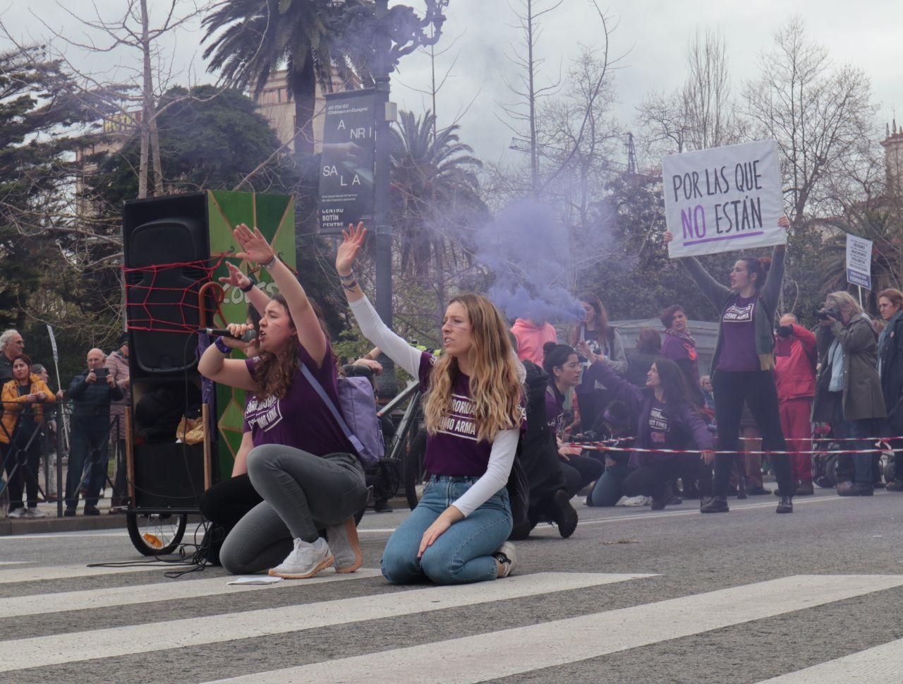 Manifestación feminista por el 8M en Santander. | ANDRÉS HERMOSA