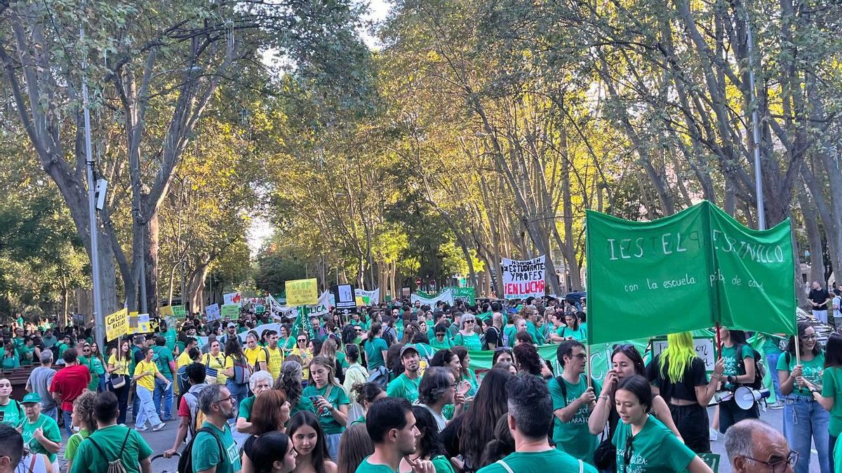 Un momento de la manifestación a su paso por el Paseo del Prado.