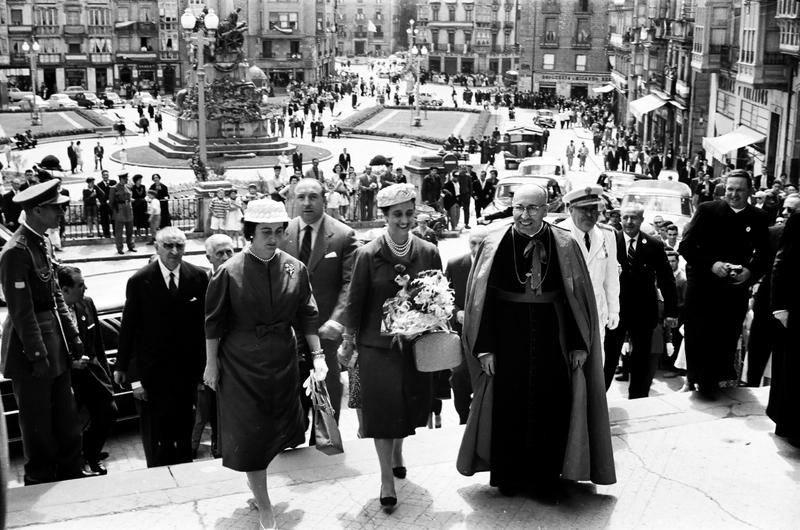 Carmen Polo, en la Virgen Blanca en 1957 antes de acudir a los toros