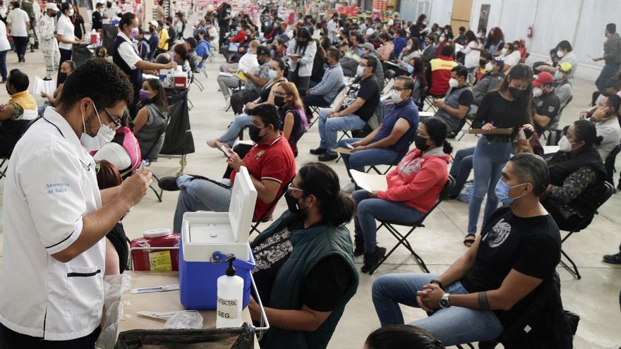 Personas de 30 a 39 años reciben la primera dosis contra covid-19 en módulos de la ciudad de León, estado de Guanajuato (México). EFE/Luis Ramírez