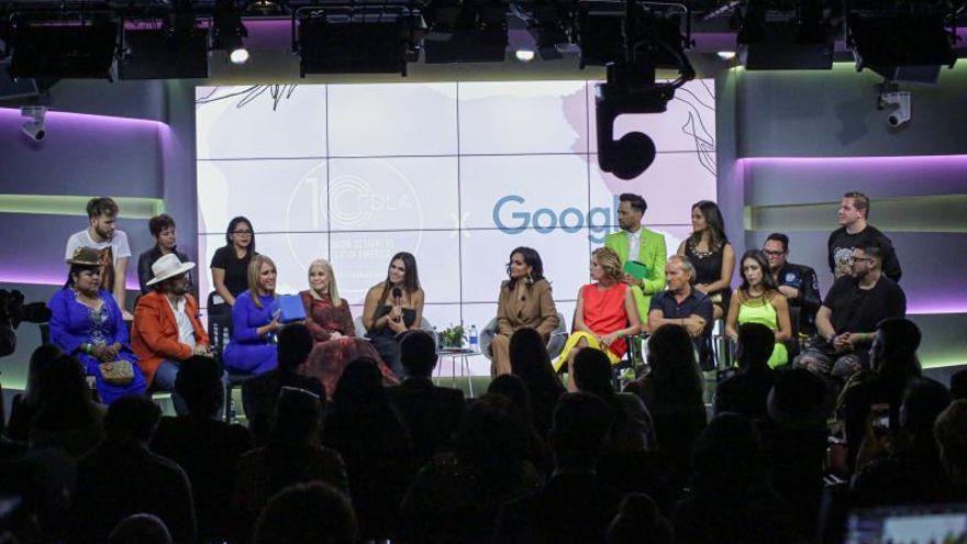 La diseñadora boliviana Rosita Hurtado (3-d) y los diseñadores españoles Agatha Ruiz de la Prada (4-d) y Custo Barcelona (3-d) participan en la conferencia “Fashion designers of Latinoamérica” este lunes en la sede de Google, en Nueva York (Estados Unidos).
