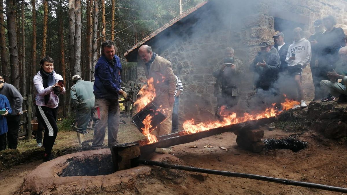 Fabricación de la pez en un horno, por miembros de la Real Cabaña de Carreteros.
