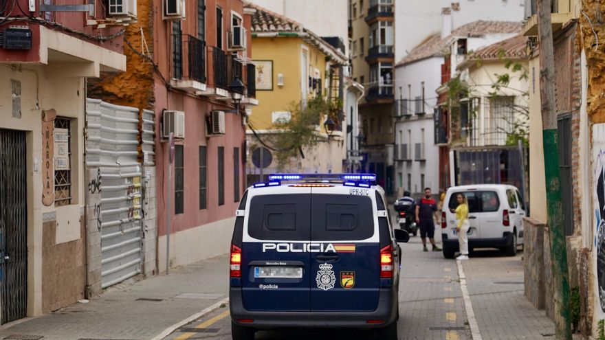 Agentes de la Policía Nacional están desplegados en el barrio de La Trinidad de Málaga capital desde primeras horas de la mañana de este martes dentro de un operativo iniciado tras los últimos tiroteos ocurridos en la ciudad.