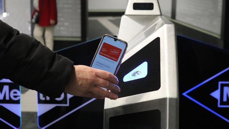 Dejar fuera a los no empadronados de la tarjeta de transporte en Madrid desata dudas sobre su aplicación a la virtual
