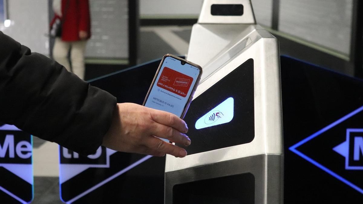 El truco virtual para conservar la tarjeta de transporte aunque te caduque y no estés empadronado en Madrid