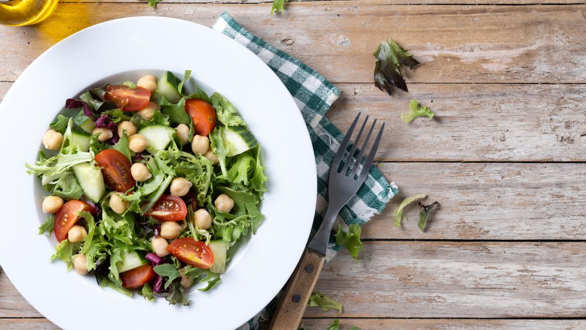 Cuatro ingredientes crujientes, saludables y nutritivos para combinar con tus ensaladas de garbanzos