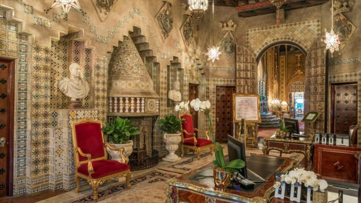 Una de las recargadas salas de estilo hispano-morisco y mediterráneo de Mar-a-Lago