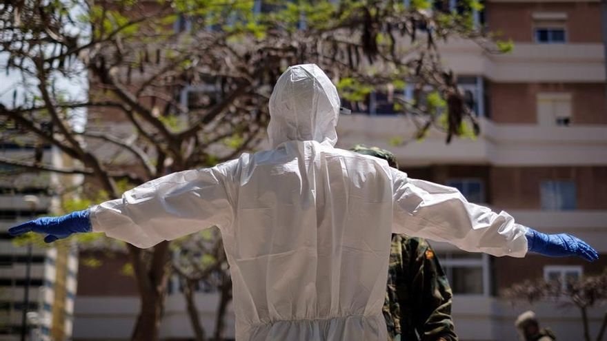 Efectivos del Ejercito de Tierra realizaron este domingo labores de desinfección en el centro de salud de Canalejas, en Las Palmas de Gran Canaria