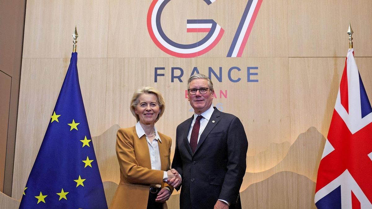 La presidenta de la Comisión Europea, Ursula von der Leyen, y el primer ministro británico, Keir Starmer, durante la cumbre del G7 en Evian, Francia, el 16 de junio.
