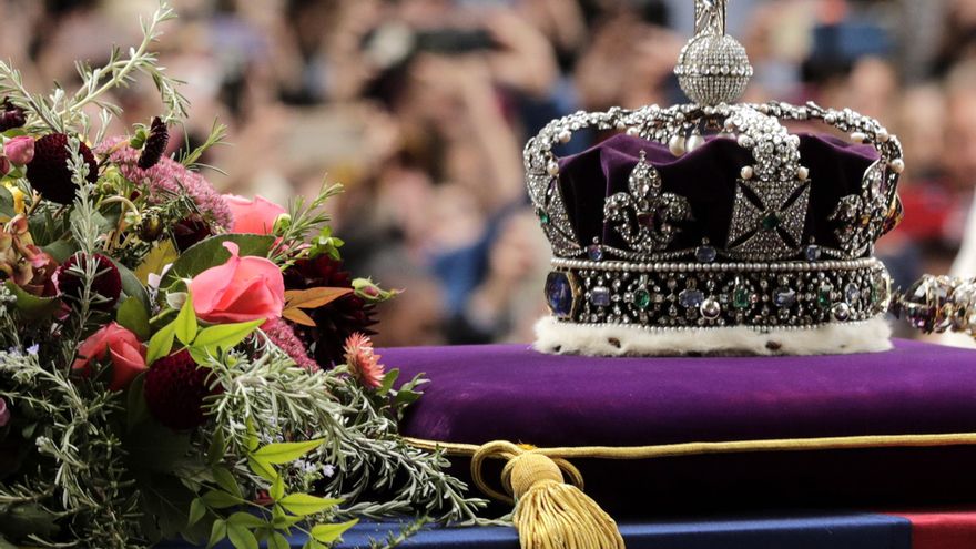 El ataúd de la reina Isabel II es transportado desde la Abadía de Westminster hacia el Castillo de Windsor este lunes. EFE/EPA/OLIVIER HOSLET
