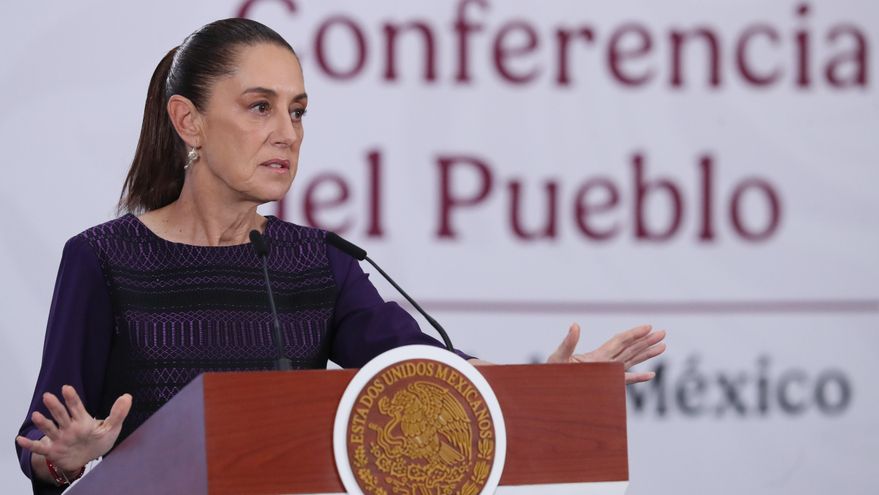 La presidenta de México, Claudia Sheinbaum habla este viernes durante una rueda de prensa matutina en Palacio Nacional de la Ciudad de México (México). EFE/Mario Guzmán