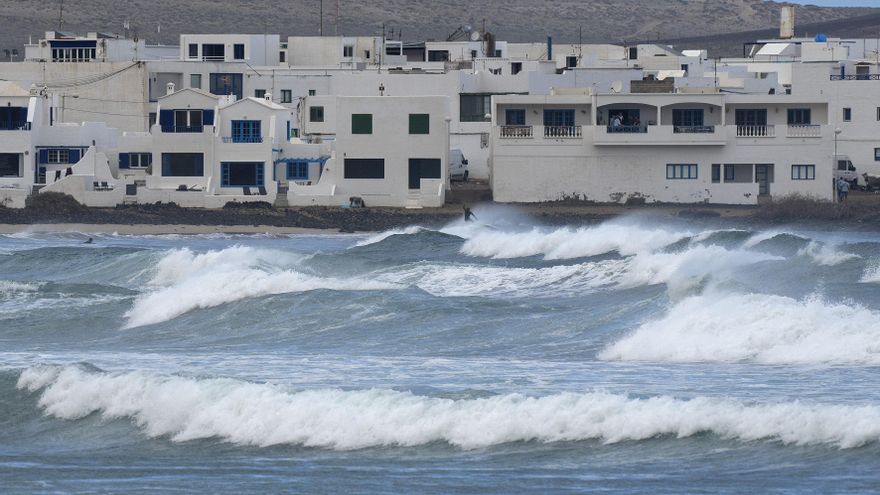 La Agencia Estatal de Meteorología (Aemet) mantiene avisos por viento y fuerte oleaje para este sábado en Lanzarote por la borrasca Francis. En la imagen, fuerte oleaje en la Caleta de Famara, municipio de Teguise. EFE/Adriel Perdomo
