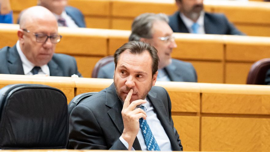 Archivo - El ministro de Transportes y Movilidad Sostenible, Óscar Puente, asiste a una sesión plenaria, en el Senado, a 12 de diciembre de 2023, en Madrid (España).