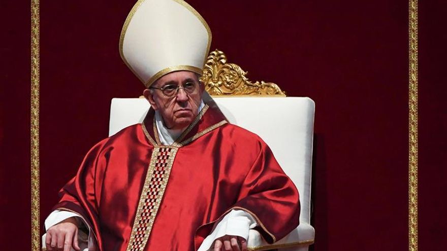 El papa recibe a ONG española que salva inmigrantes y pide humanizar el tema