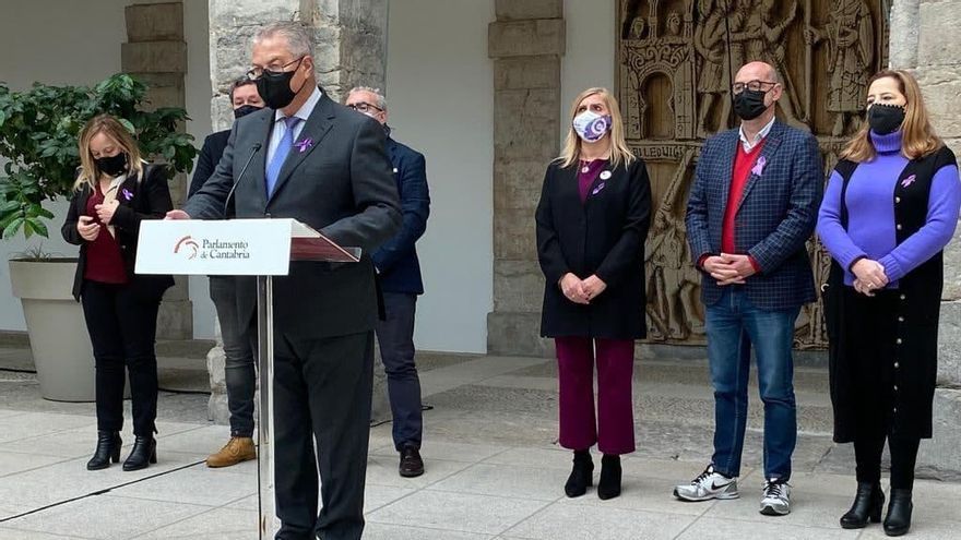El presidente del Parlamento de Cantabria y los portavoces de los grupos, salvo el de Vox, en la lectura del manifiesto por el 25N.
